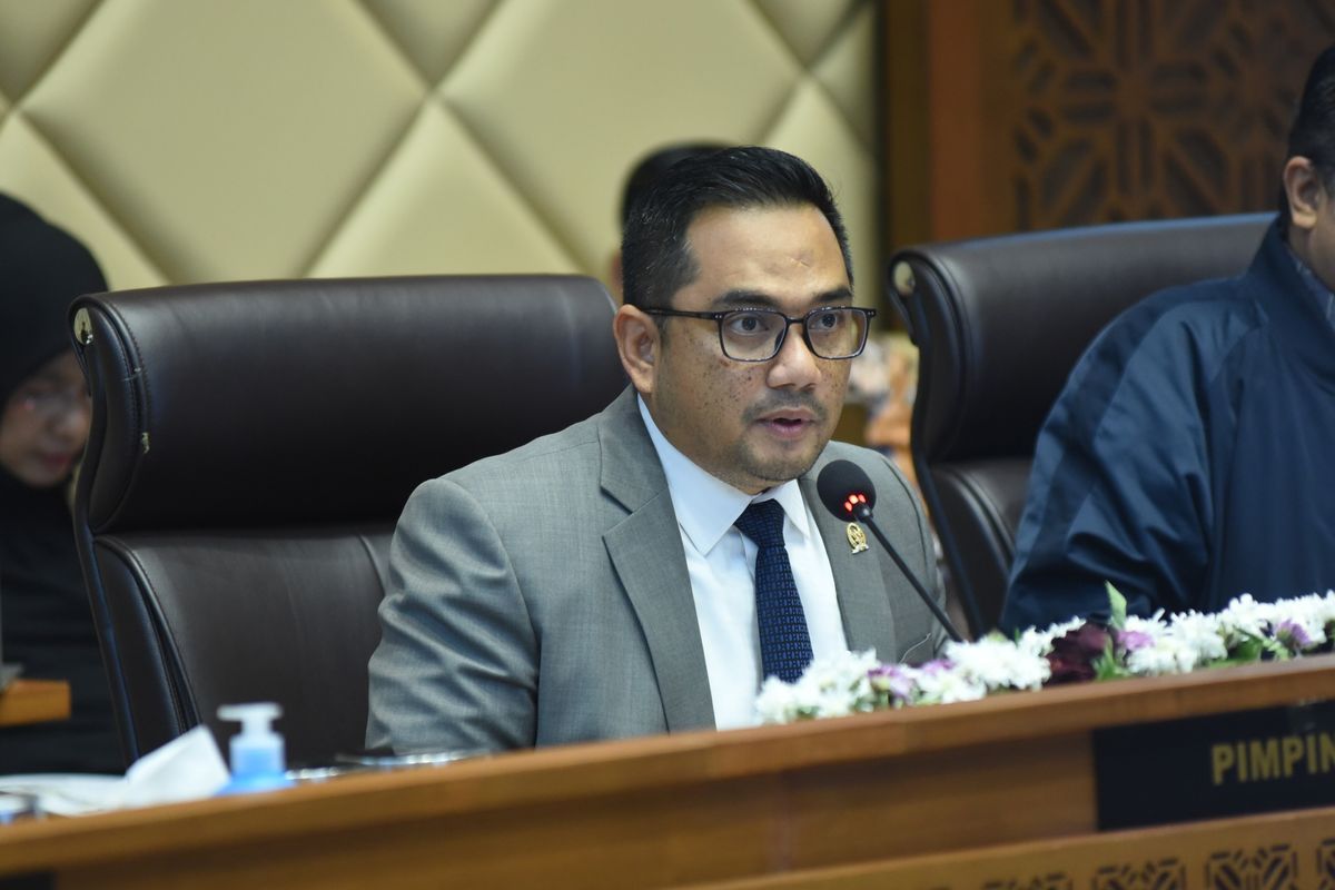 Chairman of commission II of the DPR RI Muhammad Rifqinizamy Karsayuda while leading a working meeting of commission II of the DPR with the IKN Authority, in the meeting area of commission II of the DPR RI, Senayan, Jakarta, Wednesday (30/10/2024).(Doc.DPR RI)